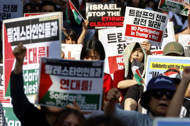 Protest condemning Gaza conflict in Seoul Demonstrators march with placards to protest Israel s attacks in the Gaza Strip, in Seoul, South Korea, on October 11, 2026 . The rally was held aa part of the Global Action for Palestine, a coordinated international mobilization held on October 10 11 marking three years since the 2023 Hamas attacks and the ensuing war. Seoul South Korea Copyright: xMatrixxImages JungxUi-Chelx