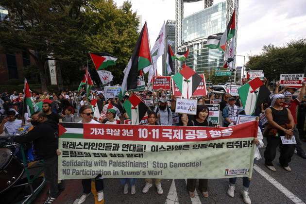 Protest condemning Gaza conflict in Seoul Demonstrators march with placards to protest Israel s attacks in the Gaza Strip, in Seoul, South Korea, on October 11, 2026 . The rally was held aa part of the Global Action for Palestine, a coordinated international mobilization held on October 10 11 marking three years since the 2023 Hamas attacks and the ensuing war. Seoul South Korea Copyright: xMatrixxImages JungxUi-Chelx