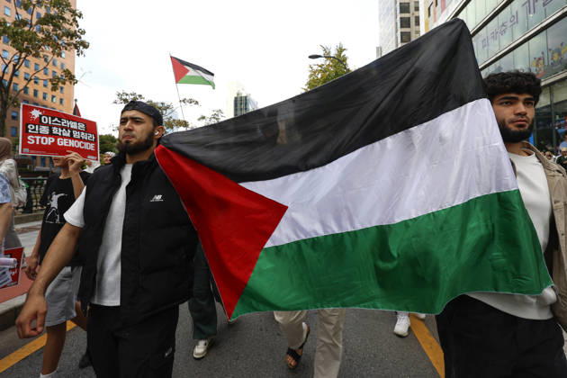 Protest condemning Gaza conflict in Seoul Demonstrators march with placards to protest Israel s attacks in the Gaza Strip, in Seoul, South Korea, on October 11, 2026 . The rally was held aa part of the Global Action for Palestine, a coordinated international mobilization held on October 10 11 marking three years since the 2023 Hamas attacks and the ensuing war. Seoul South Korea Copyright: xMatrixxImages JungxUi-Chelx