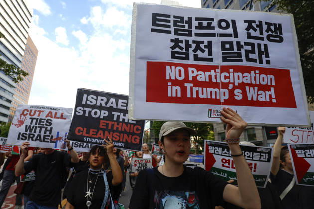 Protest condemning Gaza conflict in Seoul Demonstrators march with placards to protest Israel s attacks in the Gaza Strip, in Seoul, South Korea, on October 11, 2026 . The rally was held aa part of the Global Action for Palestine, a coordinated international mobilization held on October 10 11 marking three years since the 2023 Hamas attacks and the ensuing war. Seoul South Korea Copyright: xMatrixxImages JungxUi-Chelx
