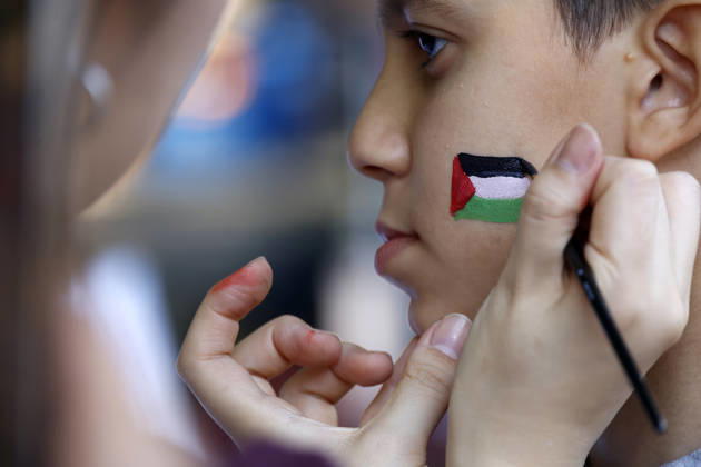 Protest condemning Gaza conflict in Seoul A person gets a Palestinian flag painted on their face prior to a protest against Israel s attacks in the Gaza Strip, in Seoul, South Korea, on October 11, 2026 . The rally was held aa part of the Global Action for Palestine, a coordinated international mobilization held on October 10 11 marking three years since the 2023 Hamas attacks and the ensuing war. Seoul South Korea Copyright: xMatrixxImages JungxUi-Chelx
