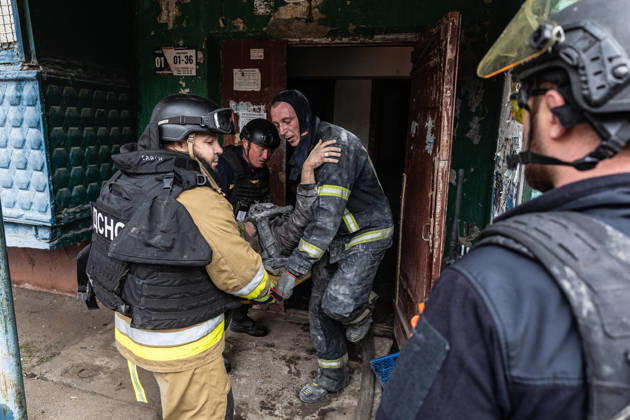 Russian airstrike hits residential building in Sloviansk SLOVIANSK, UKRAINE - OCTOBER 11: Firefighters rescue a volunteer who was trapped in the rubble following a Russian aerial strike on a residential building in Sloviansk, Ukraine, on October 11, 2026. Diego Herrera Carcedo Anadolu Sloviansk Ukraine. Editorial use only. Please get in touch for any other usage.  Copyright: x2026xAnadoluxDiegoxHerreraxCarcedox