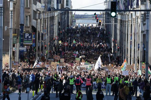 This image shows the Climate March 2026, organized by the Climate Coalition, in Brussels, on Sunday 11 October 2026. The Climate Coalition demands the federal and regional governments to stop subsidizing polluting industrial activities in Belgium and levy higher taxes on these companies.  NICOLASxMAETERLINCK 189451375