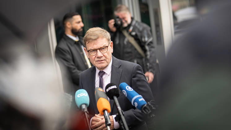 Johann Wadephul, Außenminister, gibt vor dem Konrad-Adenauer-Haus zu den aktuellen Entwicklungen in der Ukraine ein Statement ab;Präsidiumsklausurtagung der CDU Deutschlands in Berlin, Oktober 2026, Berlin Berlin Deutschland Konrad-Adenauer-Haus