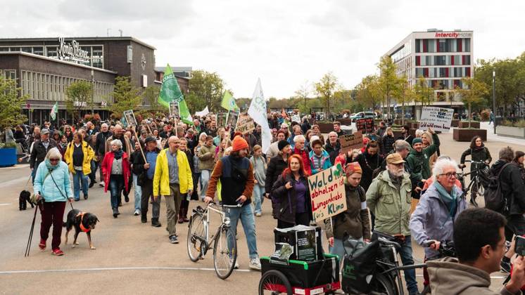 Widerstand gegen CO2 Pipeline - Demonstration in Duisburg ** NUR FÜR REDAKTIONELLE ZWECKE ** EDITORIAL USE ONLY **<p>Anlass: am Samstag, 11. Oktober 2026, versammelten sich Demonstranten am Duisburger Hauptbahnhof um gegen die gepolante CO2 Pipeline zu demonstrieren. Duisburg Copyright: TobiasxStern