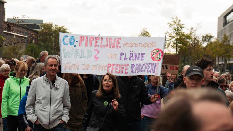 Widerstand gegen CO2 Pipeline - Demonstration in Duisburg ** NUR FÜR REDAKTIONELLE ZWECKE ** EDITORIAL USE ONLY **<p>Anlass: am Samstag, 11. Oktober 2026, versammelten sich Demonstranten am Duisburger Hauptbahnhof um gegen die gepolante CO2 Pipeline zu demonstrieren. Duisburg Copyright: TobiasxStern