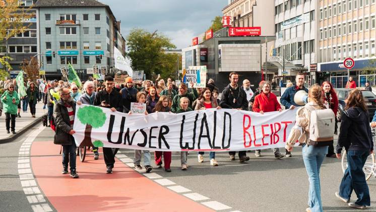 Widerstand gegen CO2 Pipeline - Demonstration in Duisburg ** NUR FÜR REDAKTIONELLE ZWECKE ** EDITORIAL USE ONLY **<p>Anlass: am Samstag, 11. Oktober 2026, versammelten sich Demonstranten am Duisburger Hauptbahnhof um gegen die gepolante CO2 Pipeline zu demonstrieren. Duisburg Copyright: TobiasxStern