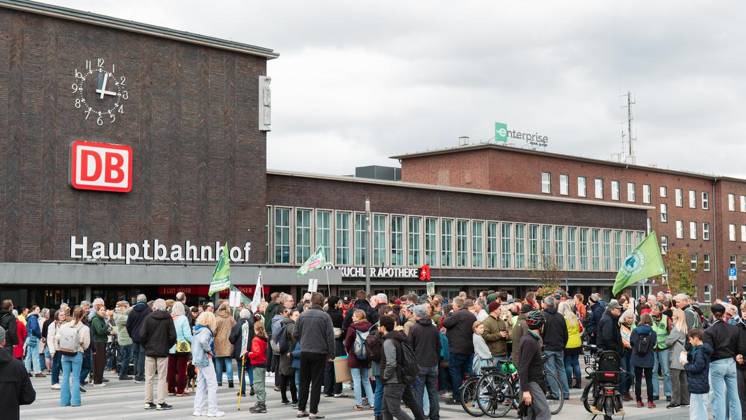Widerstand gegen CO2 Pipeline - Demonstration in Duisburg ** NUR FÜR REDAKTIONELLE ZWECKE ** EDITORIAL USE ONLY **<p>Anlass: am Samstag, 11. Oktober 2026, versammelten sich Demonstranten am Duisburger Hauptbahnhof um gegen die gepolante CO2 Pipeline zu demonstrieren. Duisburg Copyright: TobiasxStern