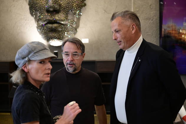 Annett Weise, Jan Josef Liefers und Jens-Christian Wittig und bei der Vernissage der Ausstellung Goldener Reigen von Jens-Christian Wittig im Kastenmeiers im Taschenbergpalais in Dresden. Dresden, 11.10.2026 Copyright: xMatthiasxWehnertx