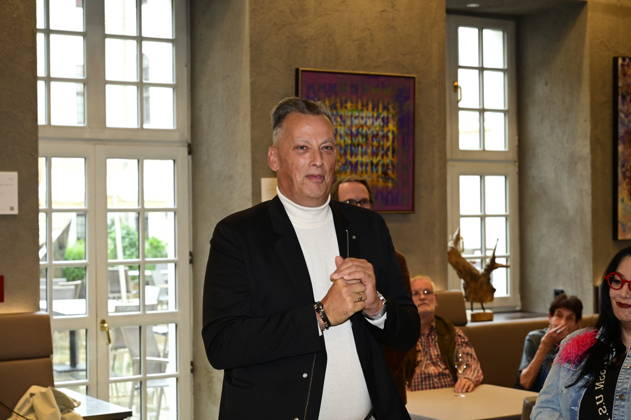 Jens-Christian Wittig bei der Vernissage der Ausstellung Goldener Reigen von Jens-Christian Wittig im Kastenmeiers im Taschenbergpalais in Dresden. Dresden, 11.10.2026 Copyright: xMatthiasxWehnertx