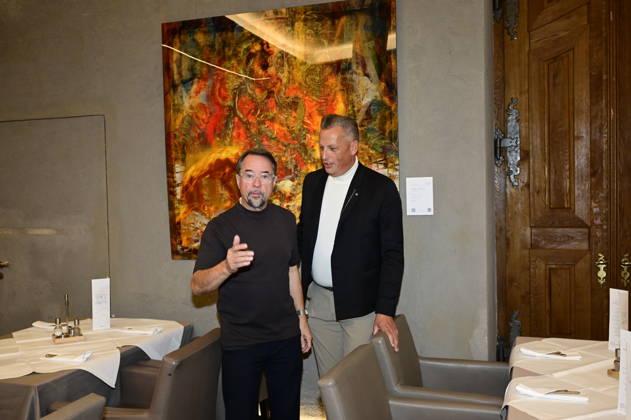 Jan Josef Liefers und Jens-Christian Wittig bei der Vernissage der Ausstellung Goldener Reigen von Jens-Christian Wittig im Kastenmeiers im Taschenbergpalais in Dresden. Dresden, 11.10.2026 Copyright: xMatthiasxWehnertx