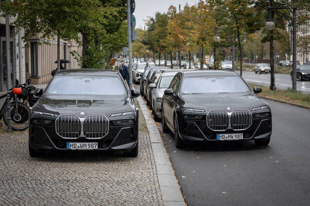 BMW-Dienstwagen Sachsen-Anhalt, genutzt vom amtierenden Ministerpräsidenten Sven Schulze und Personenschutz, geparkte Autos der Landesregierung nach der Ankunft des Ministerpräsidenten diesen Fahrzeugen vor der CDU-Bundesgeschäftsstelle;Präsidiumsklausurtagung der CDU Deutschlands in Berlin, Oktober 2026, Berlin Berlin Deutschland Konrad-Adenauer-Haus