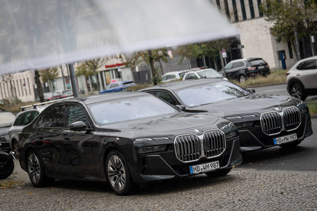 BMW-Dienstwagen Sachsen-Anhalt, genutzt vom amtierenden Ministerpräsidenten Sven Schulze und Personenschutz, geparkte Autos der Landesregierung nach der Ankunft des Ministerpräsidenten diesen Fahrzeugen vor der CDU-Bundesgeschäftsstelle;Präsidiumsklausurtagung der CDU Deutschlands in Berlin, Oktober 2026, Berlin Berlin Deutschland Konrad-Adenauer-Haus