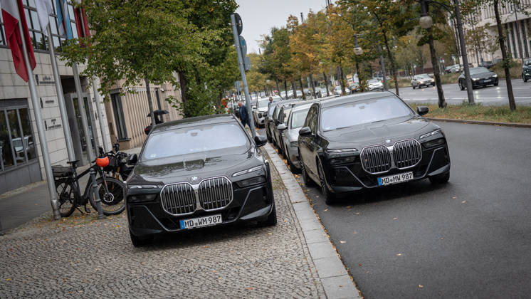 BMW-Dienstwagen Sachsen-Anhalt, genutzt vom amtierenden Ministerpräsidenten Sven Schulze und Personenschutz, geparkte Autos der Landesregierung nach der Ankunft des Ministerpräsidenten diesen Fahrzeugen vor der CDU-Bundesgeschäftsstelle;Präsidiumsklausurtagung der CDU Deutschlands in Berlin, Oktober 2026, Berlin Berlin Deutschland Konrad-Adenauer-Haus