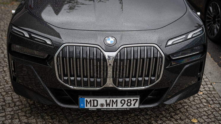 BMW-Dienstwagen Sachsen-Anhalt, genutzt vom amtierenden Ministerpräsidenten Sven Schulze und Personenschutz, geparkte Autos der Landesregierung nach der Ankunft des Ministerpräsidenten diesen Fahrzeugen vor der CDU-Bundesgeschäftsstelle;Präsidiumsklausurtagung der CDU Deutschlands in Berlin, Oktober 2026, Berlin Berlin Deutschland Konrad-Adenauer-Haus