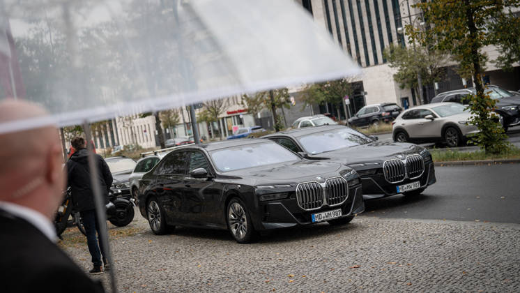 BMW-Dienstwagen Sachsen-Anhalt, genutzt vom amtierenden Ministerpräsidenten Sven Schulze und Personenschutz, geparkte Autos der Landesregierung nach der Ankunft des Ministerpräsidenten diesen Fahrzeugen vor der CDU-Bundesgeschäftsstelle;Präsidiumsklausurtagung der CDU Deutschlands in Berlin, Oktober 2026, Berlin Berlin Deutschland Konrad-Adenauer-Haus