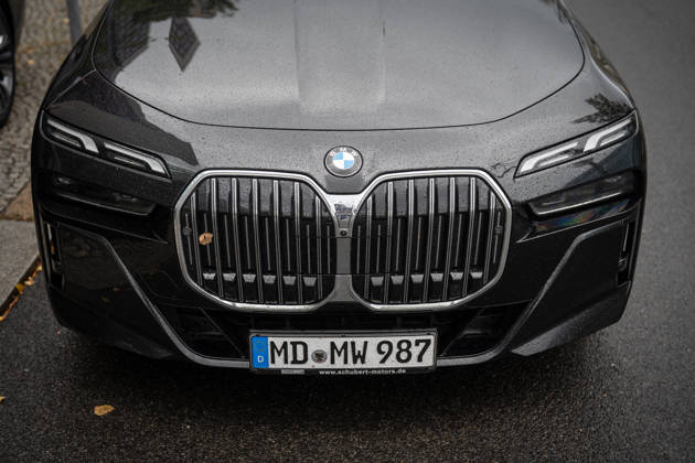 BMW-Dienstwagen Sachsen-Anhalt, genutzt vom amtierenden Ministerpräsidenten Sven Schulze und Personenschutz, geparkte Autos der Landesregierung nach der Ankunft des Ministerpräsidenten diesen Fahrzeugen vor der CDU-Bundesgeschäftsstelle;Präsidiumsklausurtagung der CDU Deutschlands in Berlin, Oktober 2026, Berlin Berlin Deutschland Konrad-Adenauer-Haus