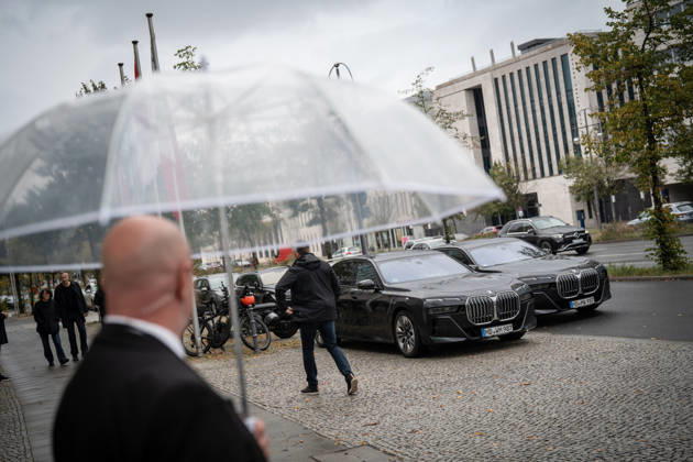 BMW-Dienstwagen Sachsen-Anhalt, genutzt vom amtierenden Ministerpräsidenten Sven Schulze und Personenschutz, geparkte Autos der Landesregierung nach der Ankunft des Ministerpräsidenten diesen Fahrzeugen vor der CDU-Bundesgeschäftsstelle;Präsidiumsklausurtagung der CDU Deutschlands in Berlin, Oktober 2026, Berlin Berlin Deutschland Konrad-Adenauer-Haus