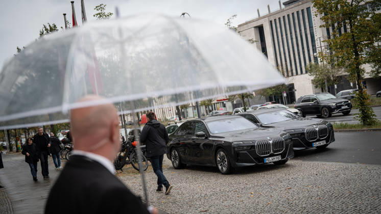 BMW-Dienstwagen Sachsen-Anhalt, genutzt vom amtierenden Ministerpräsidenten Sven Schulze und Personenschutz, geparkte Autos der Landesregierung nach der Ankunft des Ministerpräsidenten diesen Fahrzeugen vor der CDU-Bundesgeschäftsstelle;Präsidiumsklausurtagung der CDU Deutschlands in Berlin, Oktober 2026, Berlin Berlin Deutschland Konrad-Adenauer-Haus