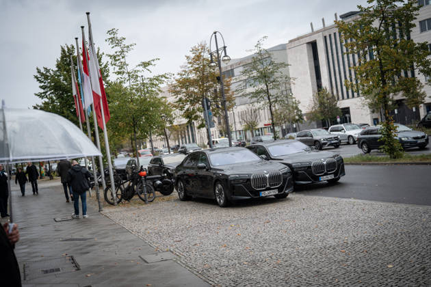 BMW-Dienstwagen Sachsen-Anhalt, genutzt vom amtierenden Ministerpräsidenten Sven Schulze und Personenschutz, geparkte Autos der Landesregierung nach der Ankunft des Ministerpräsidenten diesen Fahrzeugen vor der CDU-Bundesgeschäftsstelle;Präsidiumsklausurtagung der CDU Deutschlands in Berlin, Oktober 2026, Berlin Berlin Deutschland Konrad-Adenauer-Haus