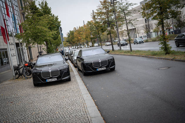 BMW-Dienstwagen Sachsen-Anhalt, genutzt vom amtierenden Ministerpräsidenten Sven Schulze und Personenschutz, geparkte Autos der Landesregierung nach der Ankunft des Ministerpräsidenten diesen Fahrzeugen vor der CDU-Bundesgeschäftsstelle;Präsidiumsklausurtagung der CDU Deutschlands in Berlin, Oktober 2026, Berlin Berlin Deutschland Konrad-Adenauer-Haus