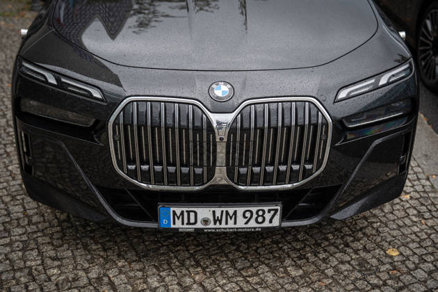 BMW-Dienstwagen Sachsen-Anhalt, genutzt vom amtierenden Ministerpräsidenten Sven Schulze und Personenschutz, geparkte Autos der Landesregierung nach der Ankunft des Ministerpräsidenten diesen Fahrzeugen vor der CDU-Bundesgeschäftsstelle;Präsidiumsklausurtagung der CDU Deutschlands in Berlin, Oktober 2026, Berlin Berlin Deutschland Konrad-Adenauer-Haus