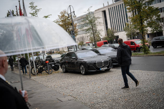 BMW-Dienstwagen Sachsen-Anhalt, genutzt vom amtierenden Ministerpräsidenten Sven Schulze und Personenschutz, geparkte Autos der Landesregierung nach der Ankunft des Ministerpräsidenten diesen Fahrzeugen vor der CDU-Bundesgeschäftsstelle;Präsidiumsklausurtagung der CDU Deutschlands in Berlin, Oktober 2026, Berlin Berlin Deutschland Konrad-Adenauer-Haus