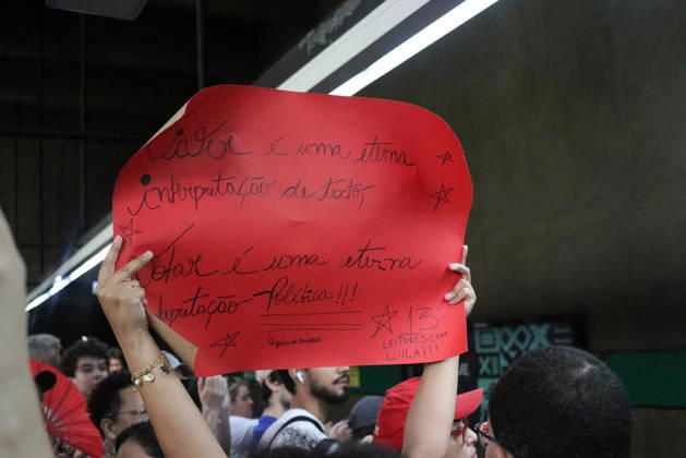SaO PAULO, SP - 11.10.2026: LULA REuNE APOIADORES NA AVENIDA PAULISTA - Protesters gather this Sunday (11) on Avenida Paulista, in Sao Paulo (SP), during a campaign event for President Luiz Inacio Lula da Silva. The mobilization takes place in front of MASP and brings together supporters and political leaders in the second round of the 2026 Elections. In the photo, the movement of the subway around 11 am, x3028701x  AngÃ licaxAlves