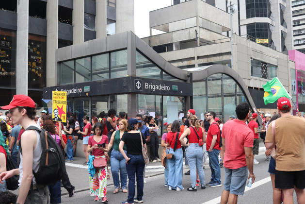 SaO PAULO, SP - 11.10.2026: LULA REuNE APOIADORES NA AVENIDA PAULISTA - Protesters gather this Sunday (11) on Avenida Paulista, in Sao Paulo (SP), during a campaign event for President Luiz Inacio Lula da Silva. The mobilization takes place in front of MASP and brings together supporters and political leaders in the second round of the 2026 Elections. In the photo, the movement of the subway around 11 am, x3028704x  AngÃ licaxAlves
