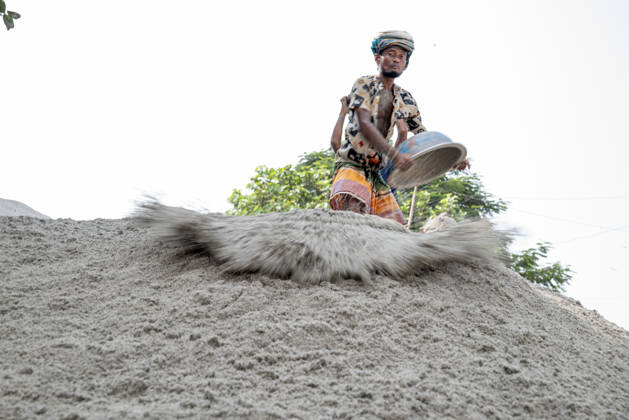 Migrant Workers Unload Sand Workers unload sand at a riverside site in Gabtoli, Dhaka, Bangladesh, on October 11, 2026. Many have left rural communities in search of employment in the capital, where daily labor provides a source of income but often involves strenuous work and limited financial security. Dhaka Bangladesh Copyright: xBipulxAhmedx originalFilename: mondol-notitle261011_npOoj
