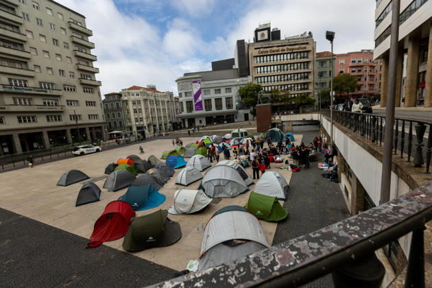 Demonstrations against housing affordability, in Porto, Portugal - 11 Oct 2026 Participants have a public assembly beside a temporary encampment in Praça D. João I during an overnight occupation organized by the Não Dá Mais Para Viver Assim movement following demonstrations against the housing crisis and rising living costs. Porto Portugal Copyright: xDiogoxBaptistax xSOPAxImagesx DB_20261011_MANIFnaodamaisACAMPADOPorto_001
