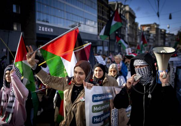 AMSTERDAM - Demonstrators during a national protest on Dam Square marking the conclusion of the nationwide week of action for sanctions against Israel. According to various activist groups, despite the ceasefire , the genocide against the Palestinian people continues unabated. KOEN VAN WEEL ANP netherlands out - belgium out  Copyright: xx x572139109x originalFilename: 572139109.jpg