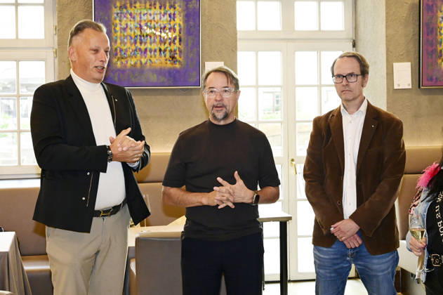Jens Christian Wittig, Jan Josef Liefers und Frank Stehr bei der Vernissage Goldener Reigen von Jens Christian Wittig im Kastenmeiers im Taschenbergpalais. Dresden, 11.10.2026