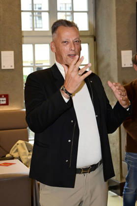 Jens Christian Wittig bei der Vernissage Goldener Reigen von Jens Christian Wittig im Kastenmeiers im Taschenbergpalais. Dresden, 11.10.2026