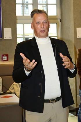 Jens Christian Wittig bei der Vernissage Goldener Reigen von Jens Christian Wittig im Kastenmeiers im Taschenbergpalais. Dresden, 11.10.2026
