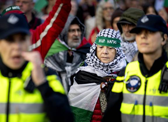AMSTERDAM - Demonstrators during a national protest on Dam Square marking the conclusion of the nationwide week of action for sanctions against Israel. According to various activist groups, despite the ceasefire , the genocide against the Palestinian people continues unabated. KOEN VAN WEEL ANP netherlands out - belgium out Copyright: xx x572140121x originalFilename: 572140121