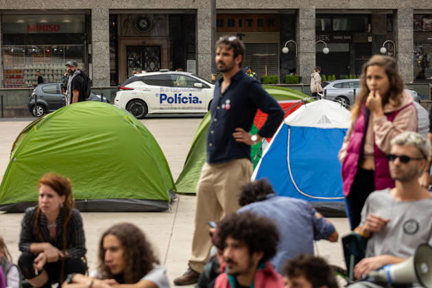 October 11, 2026, Porto, Portugal: Participants have a public assembly beside a temporary encampment in Praca D. Joao I during an overnight occupation organized by the Nao Da Mais Para Viver Assim movement following demonstrations against the housing crisis and rising living costs. Porto Portugal - ZUMAs197 20261011_aaa_s197_040 Copyright: xDiogoxBaptistax