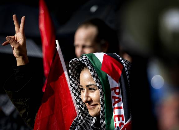 AMSTERDAM - Demonstrators during a national protest on Dam Square marking the conclusion of the nationwide week of action for sanctions against Israel. According to various activist groups, despite the ceasefire , the genocide against the Palestinian people continues unabated. KOEN VAN WEEL ANP netherlands out - belgium out Copyright: xx x572140141x originalFilename: 572140141