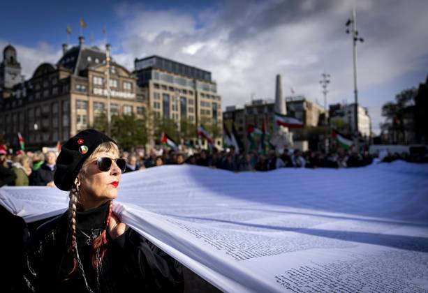 AMSTERDAM - Demonstrators during a national protest on Dam Square marking the conclusion of the nationwide week of action for sanctions against Israel. According to various activist groups, despite the ceasefire , the genocide against the Palestinian people continues unabated. KOEN VAN WEEL ANP netherlands out - belgium out Copyright: xx x572142739x originalFilename: 572142739