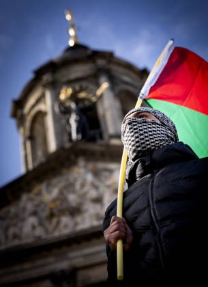 AMSTERDAM - Demonstrators during a national protest on Dam Square marking the conclusion of the nationwide week of action for sanctions against Israel. According to various activist groups, despite the ceasefire , the genocide against the Palestinian people continues unabated. KOEN VAN WEEL ANP netherlands out - belgium out Copyright: xx x572142764x originalFilename: 572142764