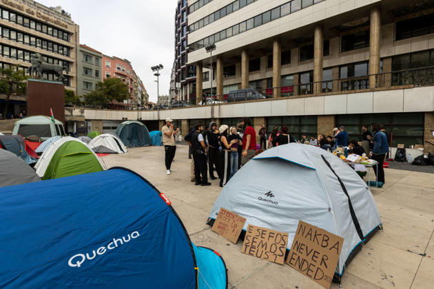 October 11, 2026, Porto, Portugal: Participants of the Nao Da Mais Para Viver Assim movement maintain a protest camp in Praca D. Joao I after demonstrations against housing affordability, rising rents and the cost of living. Porto Portugal - ZUMAs197 20261011_aaa_s197_043 Copyright: xDiogoxBaptistax