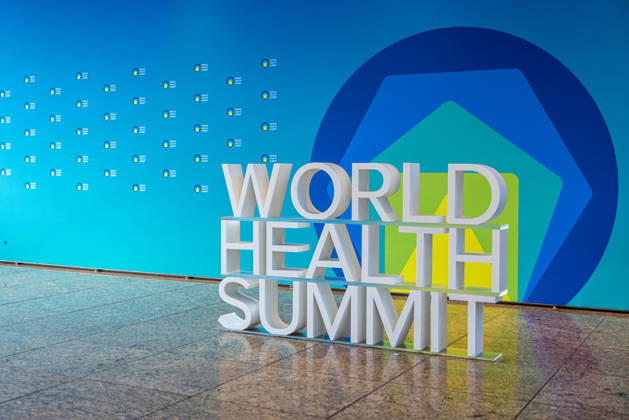 World Health Summit 2026 globalen Gesundheitspolitik. Deutschland, Berlin am 11. Oktober 2026: Ein 3D-Schriftzug des World Health Summit in dem Berliner Hotel InterContinental, in dem der internationale Gesundheitsgipfel stattfindet.