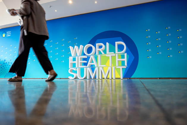 World Health Summit 2026 globalen Gesundheitspolitik. Deutschland, Berlin am 11. Oktober 2026: Ein 3D-Schriftzug des World Health Summit in dem Berliner Hotel InterContinental, in dem der internationale Gesundheitsgipfel stattfindet.