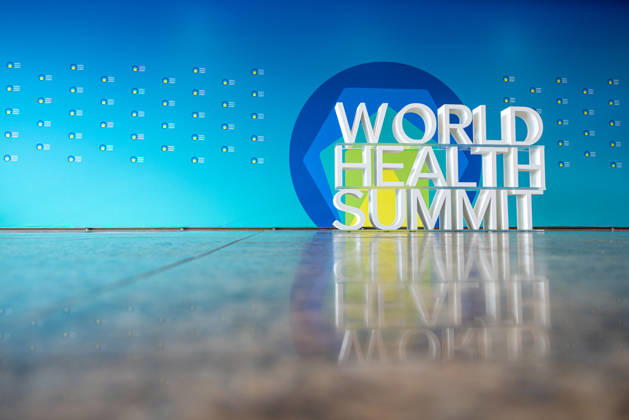World Health Summit 2026 globalen Gesundheitspolitik. Deutschland, Berlin am 11. Oktober 2026: Ein 3D-Schriftzug des World Health Summit in dem Berliner Hotel InterContinental, in dem der internationale Gesundheitsgipfel stattfindet.