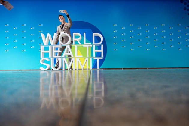 World Health Summit 2026 globalen Gesundheitspolitik. Deutschland, Berlin am 11. Oktober 2026: Ein 3D-Schriftzug des World Health Summit in dem Berliner Hotel InterContinental, in dem der internationale Gesundheitsgipfel stattfindet.