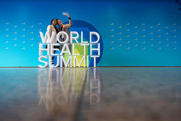 World Health Summit 2026 globalen Gesundheitspolitik. Deutschland, Berlin am 11. Oktober 2026: Ein 3D-Schriftzug des World Health Summit in dem Berliner Hotel InterContinental, in dem der internationale Gesundheitsgipfel stattfindet.