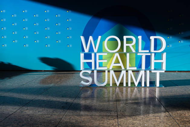World Health Summit 2026 globalen Gesundheitspolitik. Deutschland, Berlin am 11. Oktober 2026: Ein 3D-Schriftzug des World Health Summit in dem Berliner Hotel InterContinental, in dem der internationale Gesundheitsgipfel stattfindet.
