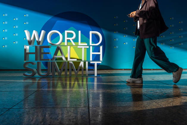 World Health Summit 2026 globalen Gesundheitspolitik. Deutschland, Berlin am 11. Oktober 2026: Ein 3D-Schriftzug des World Health Summit in dem Berliner Hotel InterContinental, in dem der internationale Gesundheitsgipfel stattfindet.