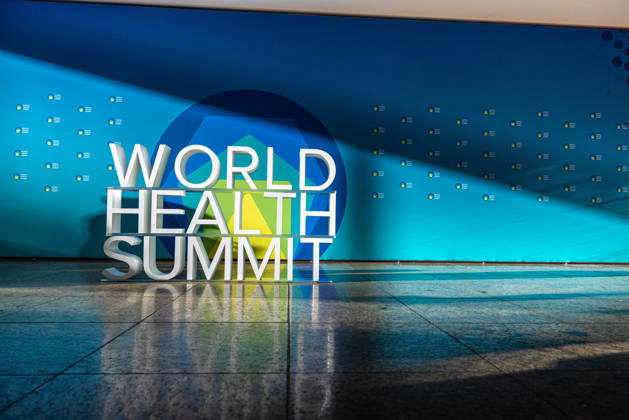 World Health Summit 2026 globalen Gesundheitspolitik. Deutschland, Berlin am 11. Oktober 2026: Ein 3D-Schriftzug des World Health Summit in dem Berliner Hotel InterContinental, in dem der internationale Gesundheitsgipfel stattfindet.