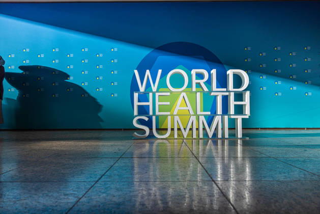 World Health Summit 2026 globalen Gesundheitspolitik. Deutschland, Berlin am 11. Oktober 2026: Ein 3D-Schriftzug des World Health Summit in dem Berliner Hotel InterContinental, in dem der internationale Gesundheitsgipfel stattfindet.